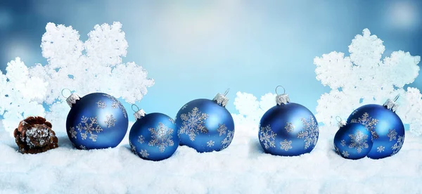 Belle Palline Natale Blu Fiocchi Neve Neve Sfondo Invernale — Foto Stock