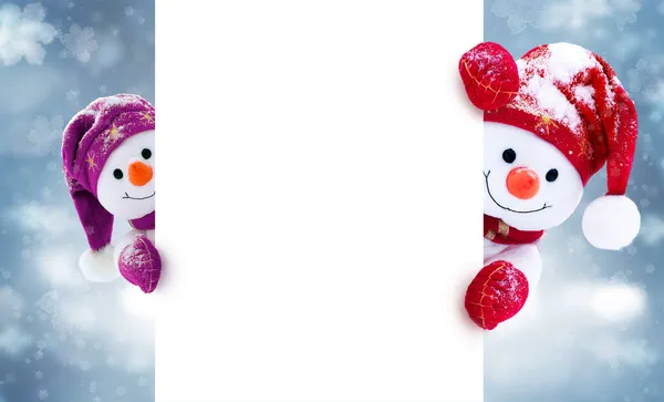 小雪人在冬天的背景上戴着帽子和围巾 有一个有趣的雪人的节日背景 圣诞卡 复印空间 — 图库照片