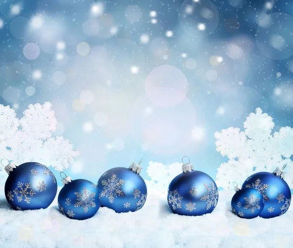 Vackra Blå Julbollar Snöflingor Snö Och Vinter Bakgrund — Stockfoto