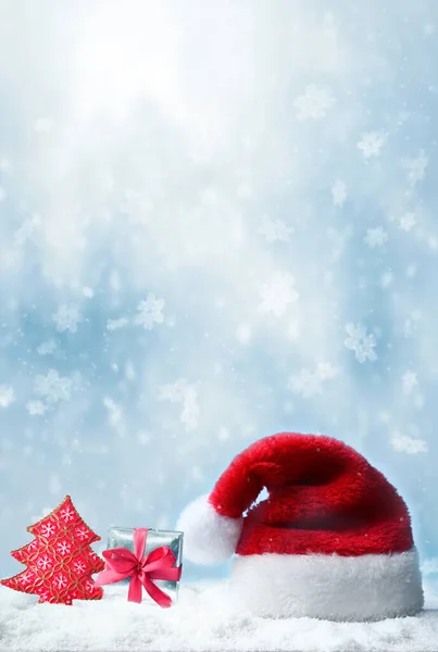 Sombrero Santa Claus Con Nieve Fondo Azul Nevado —  Fotos de Stock