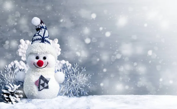 Веселый Снеговик Шишкой Снежинками Снегу Концепция Праздника — стоковое фото