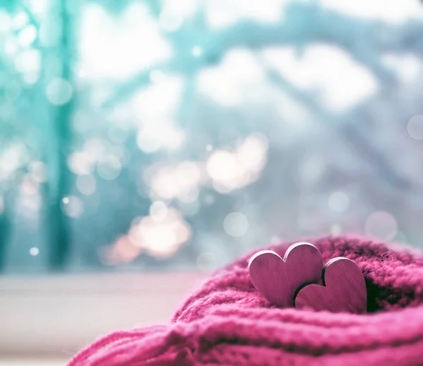 赤いスカーフと心の形をしたボケとバレンタインデーのコンセプト 休日のコンセプト — ストック写真