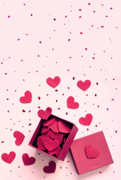 Öppna Presentförpackning Och Stickade Hjärtan Rosa Bakgrund Ovanifrån Alla Hjärtans — Stockfoto
