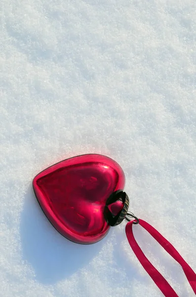 Красное Сердце Снежном Фоне Зимой Праздники Счастливого Дня Святого Валентина — стоковое фото