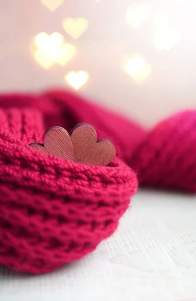 情人节的概念与红领巾和心脏在心脏形状的Bokeh 假日概念 — 图库照片