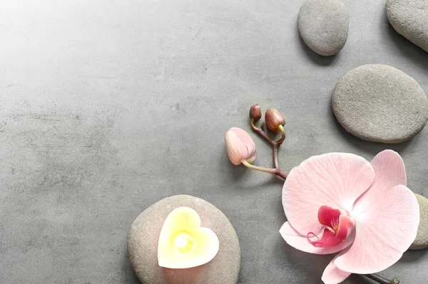 Плоска Композиція Спа Камінцями Орхідеєю Рожевої Квітки Серцем Сірому Фоні — стокове фото