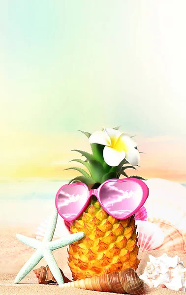 Lato Tropikalne Morze Ananasem Rozgwiazdy Okulary Przeciwsłoneczne Gorącym Piasku Plaży — Zdjęcie stockowe
