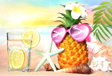 Sıcak kumsalda ananas, denizyıldızı ve güneş gözlüğü olan tropikal bir deniz. Kopya alanı ile seyahat ve tatil kavramı.