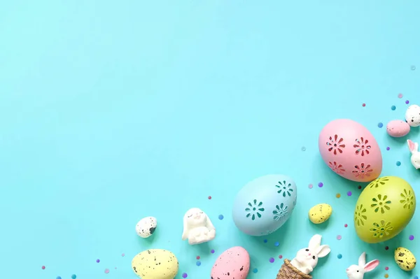 Composición Pascua Huevos Pascua Conejito Pascua Sobre Fondo Azul Pastel —  Fotos de Stock