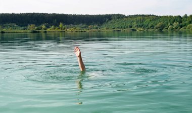 Bir adam yardım istiyor suda boğulma tek el.