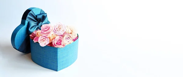 Caja Regalo Forma Corazón Ramo Flores Regalo Forma Corazón Rosas —  Fotos de Stock