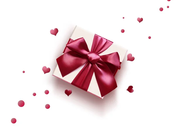Sevgililer Günü Dekorasyonunun Üst Görüntüsü Kırmızı Kurdeleli Beyaz Hediye Kutusu — Stok fotoğraf