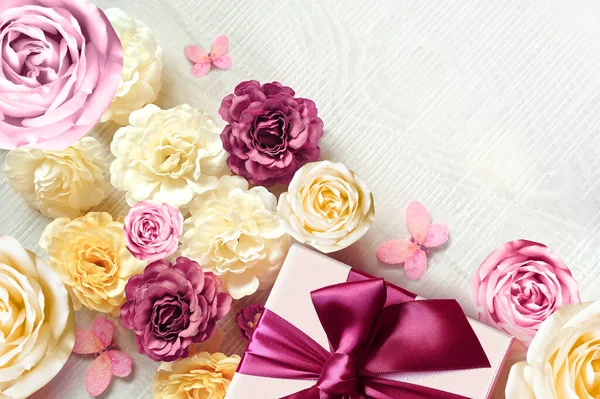 Rosas Coloridas Caja Regalo Sobre Fondo Blanco Hermoso Bueno Para —  Fotos de Stock