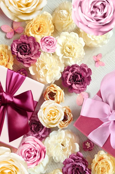 Красочные Розы Подарочная Коробка Белом Фоне Озил Хорош Праздников Подарков — стоковое фото