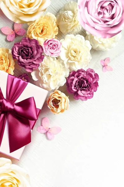Barevné Růže Dárkové Krabice Bílém Pozadí Krásné Dobré Dovolenou Dárek — Stock fotografie
