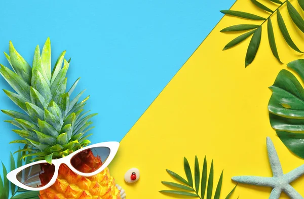 Zomer Achtergrond Palmblad Ananas Zonnebril Zeesterren Schelpen Gele Achtergrond — Stockfoto