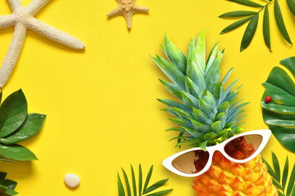 Zomer Achtergrond Palmblad Ananas Zonnebril Zeesterren Schelpen Gele Achtergrond — Stockfoto