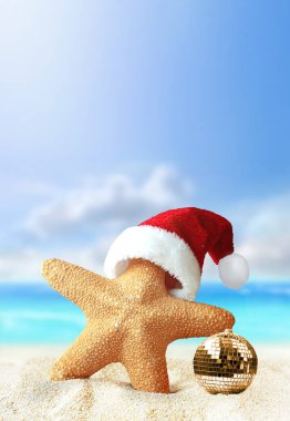 Noel Baba şapkalı denizyıldızı ve Noel balosu bir yaz plajında. Mutlu Noeller..