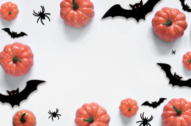 Beyaz arka planda Cadılar Bayramı süslemeleri. Cadılar Bayramı konsepti Düz konum, üst görünüm, kopyalama alanı.