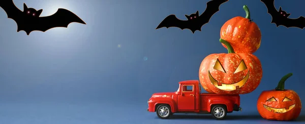 Truck Loaded Many Beautiful Orange Pumpkins Bats Preparing Scary Halloween — Stockfoto