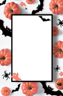 Cadılar Bayramında beyaz arka planda balkabakları, örümcekler ve yarasalarla mutlu bayramlar. Cadılar Bayramı afişi, tebrik kartı tasarımı