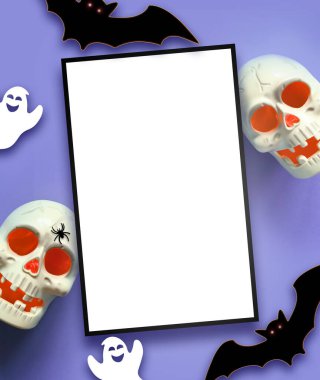 Mor arka planda Cadılar Bayramı süslemeleri. Mutlu Cadılar Bayramı konsepti. Balkabakları, kafatası, yarasalar, hayalet ve örümcekler yatıyordu