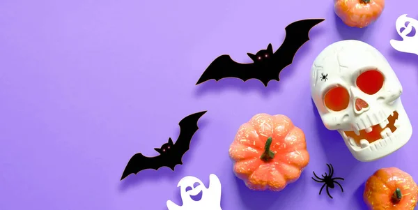 Decoraciones Halloween Sobre Fondo Púrpura Feliz Concepto Halloween Calabazas Planas — Foto de Stock