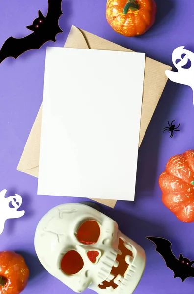 Decoraciones Halloween Sobre Fondo Púrpura Feliz Concepto Halloween Calabazas Planas — Foto de Stock