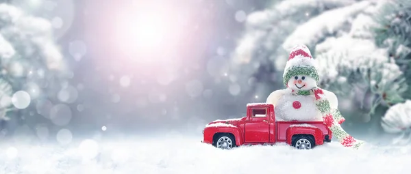 Новогодняя Концепция Снега Праздником Рождество Транспорт Снеговик Зимой Игрушечным Грузовиком — стоковое фото