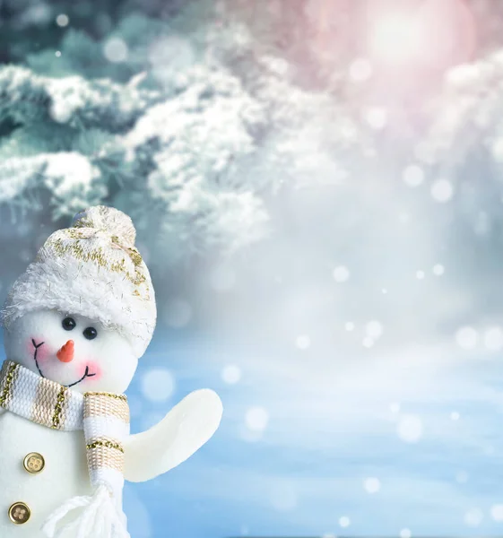 メリークリスマスと幸せな新年の挨拶カード 冬のクリスマスの風景の中に立つ幸せな雪だるま 雪の背景 ストックフォト