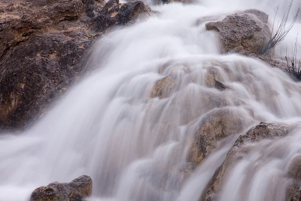 Водопад на скалах — стоковое фото