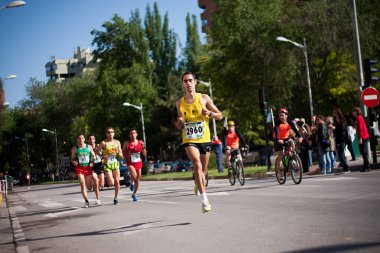 koşucular ve biniciler