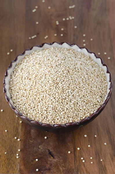 Quinoa in einer Keramikschüssel — Stockfoto