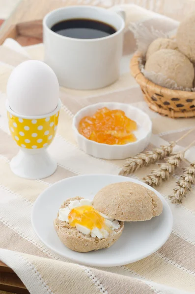 Frukost med muffin, ost, marmelad och ägg — Gratis stockfoto