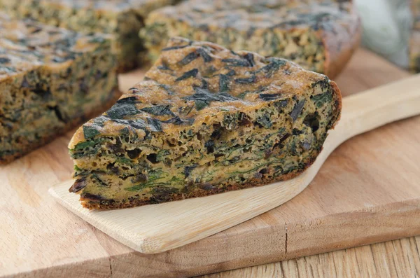 Pedaço de bolo com verduras e espinafre — Fotografia de Stock