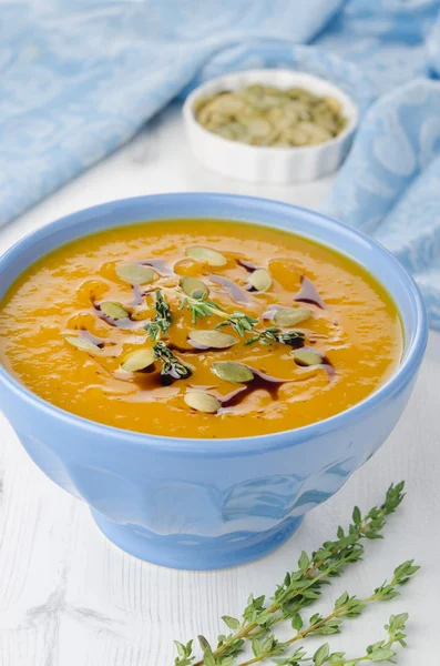 Pumpkin soup with pumpkin oil and seeds close-up — Stock Photo, Image