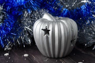 Yılbaşı süsleri ve mum