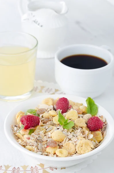 Prima colazione cereali, caffè e succo di frutta — Foto Stock