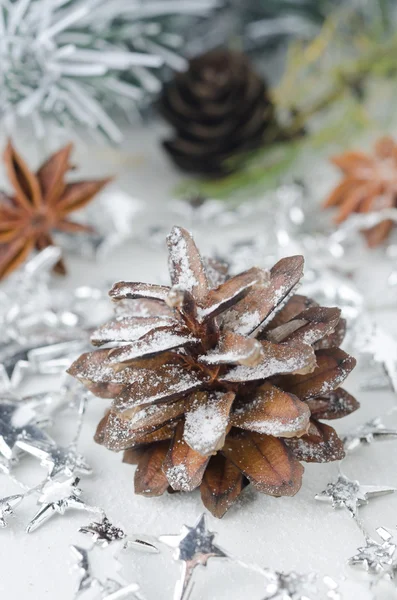 Decoraciones de Navidad, conos de pino y anís estrellado —  Fotos de Stock