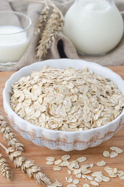 Harina de avena en tazón —  Fotos de Stock