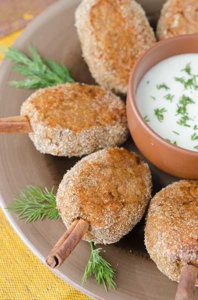 Côtelettes de poulet sur un bâton de cannelle — Photo