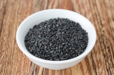 Bir kasede siyah susam tohumu