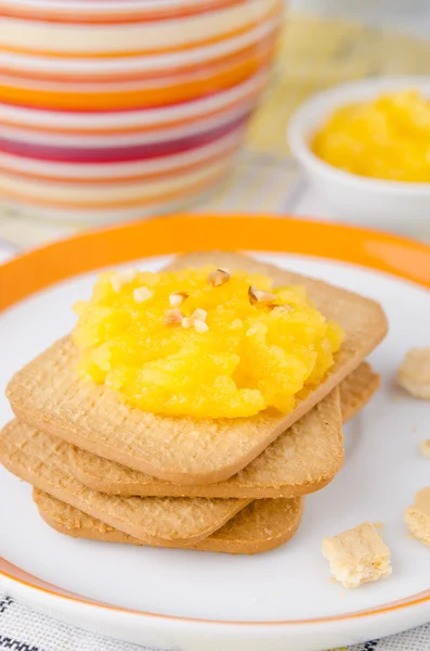 Biscuits with orange marmalade closeup — Stock Photo, Image