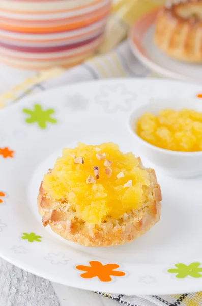 Bread with orange marmalade — Stock Photo, Image