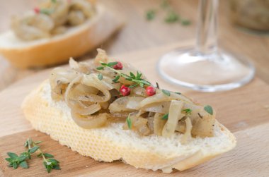 bir parça baget closeup se karamelize soğan Confit