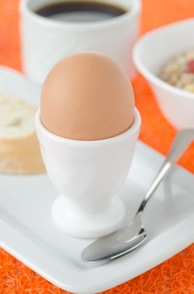 Πρωινό με αυγά, τοστ, δημητριακών και καφέ — Φωτογραφία Αρχείου