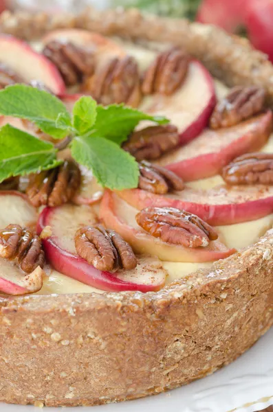 Cheesecake with apples and caramelized pecans closeup selective — Stock Photo, Image