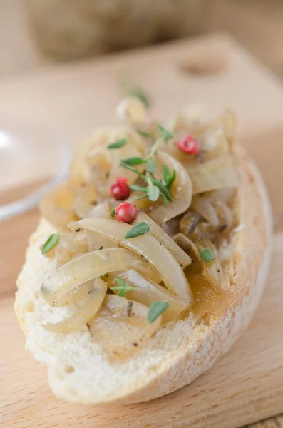 Conjunto de chalotes caramelizados en un pedazo de baguette primer plano se —  Fotos de Stock