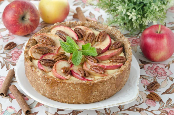 Cheesecake with apples and caramelized pecans — Stock Photo, Image