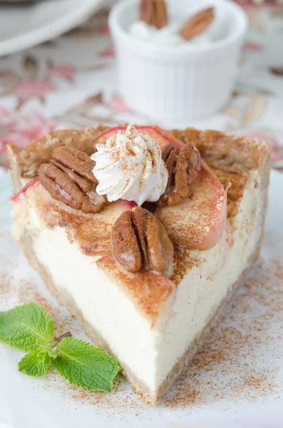 Slice of cheesecake with apples and caramelized pecans closeup s — Stock Photo, Image